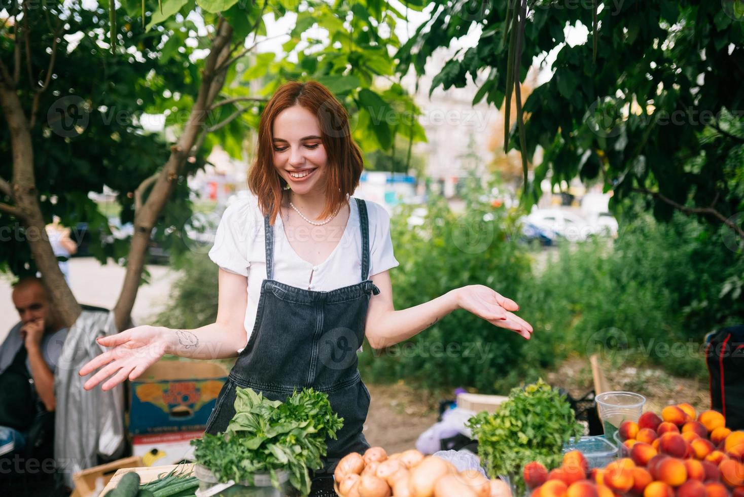 vrouw verkoper Bij de teller met groenten. klein bedrijf concept foto