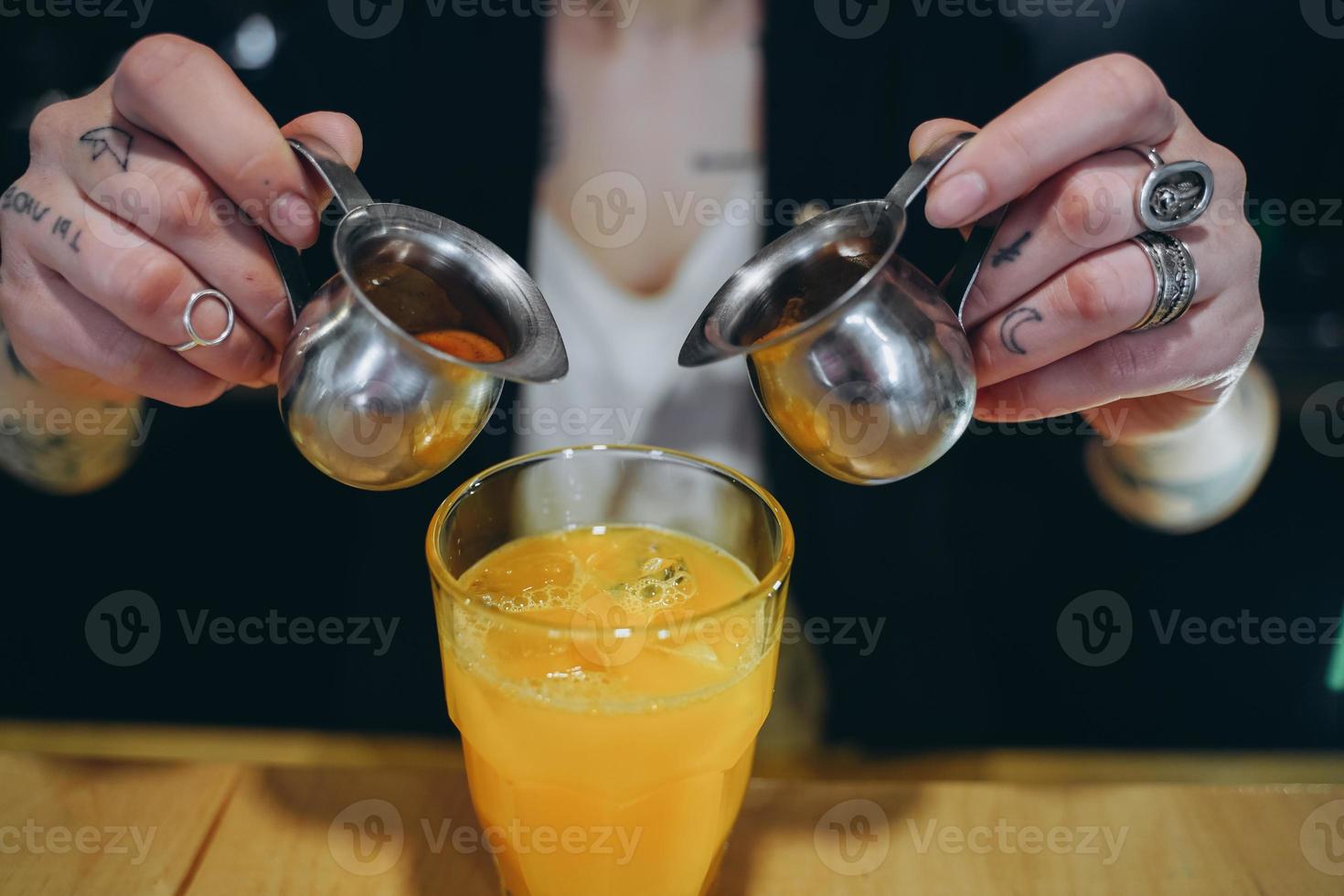 kiev, Oekraïne - april 14, 2019 een meisje maakt een oranje koffie cocktail foto