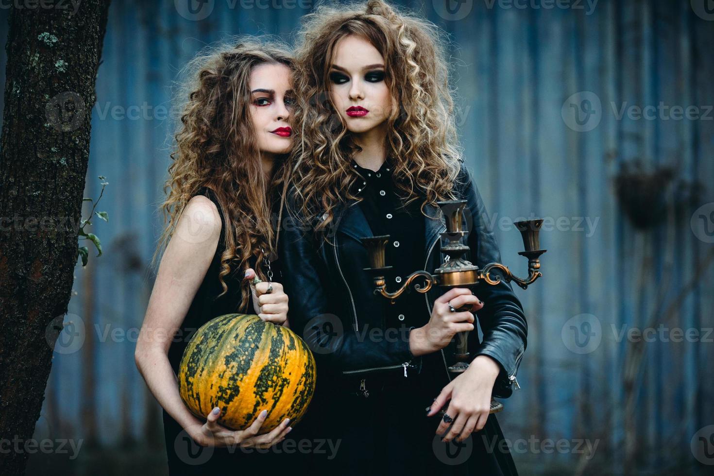 twee vintage vrouwen als heksen foto