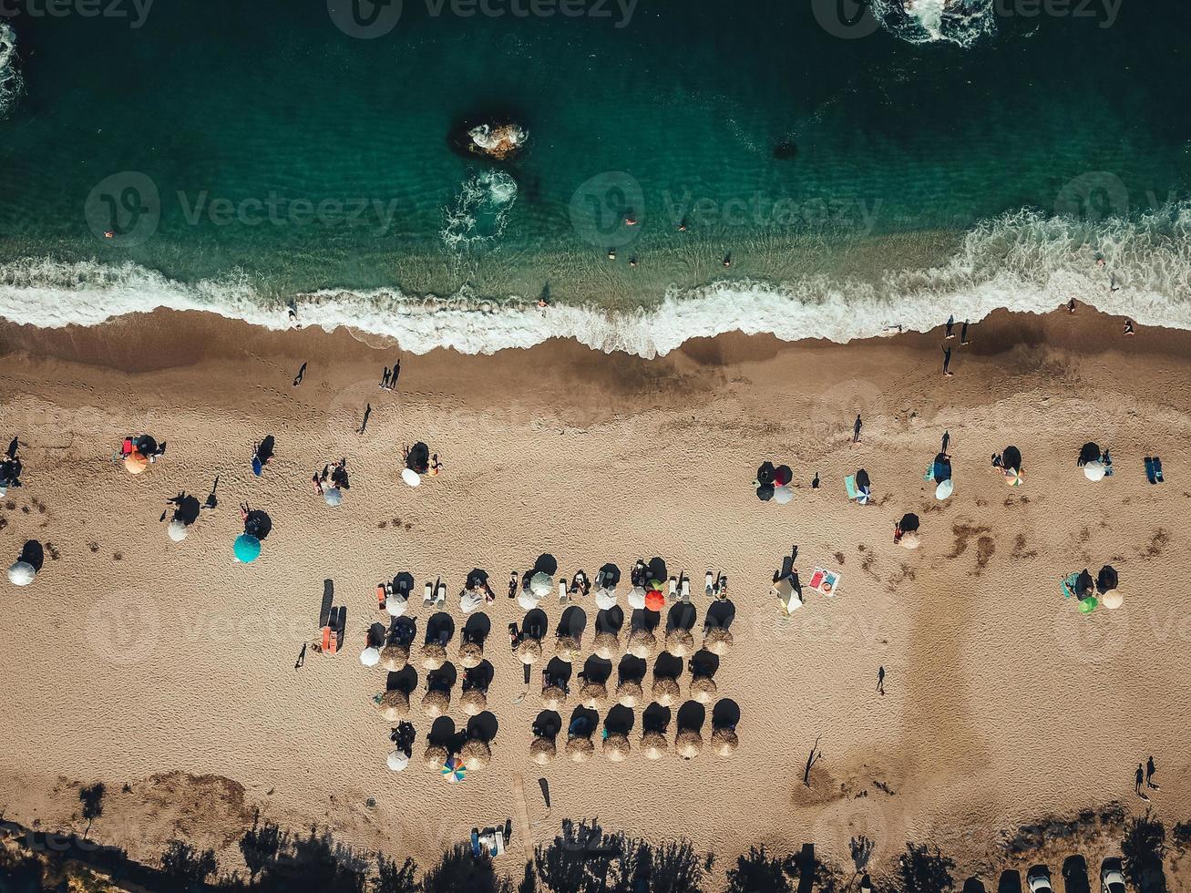 strand met zon ligstoelen Aan de kust van de oceaan foto