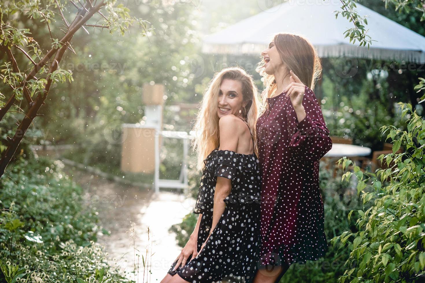twee meisjes in een zomer park foto
