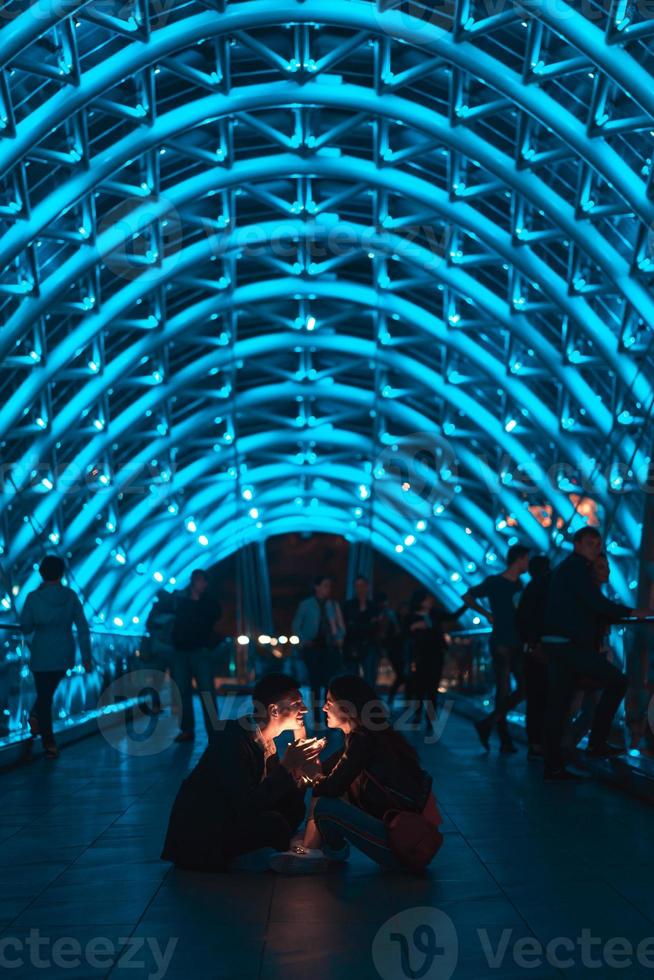 liefhebbend paar Aan de brug van vrede foto