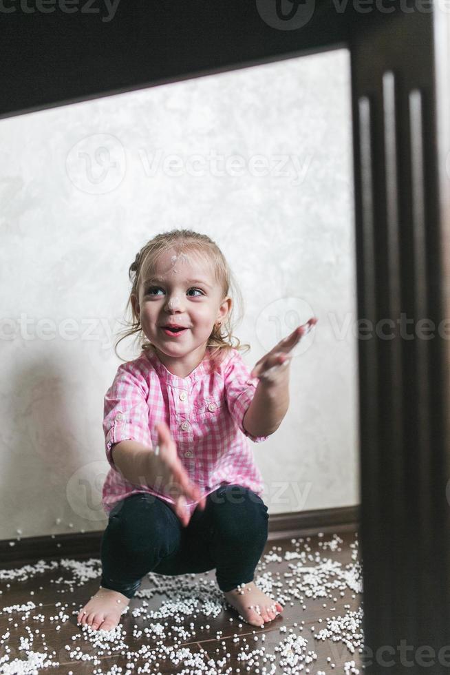 weinig meisje is spelen met schuim ballen foto