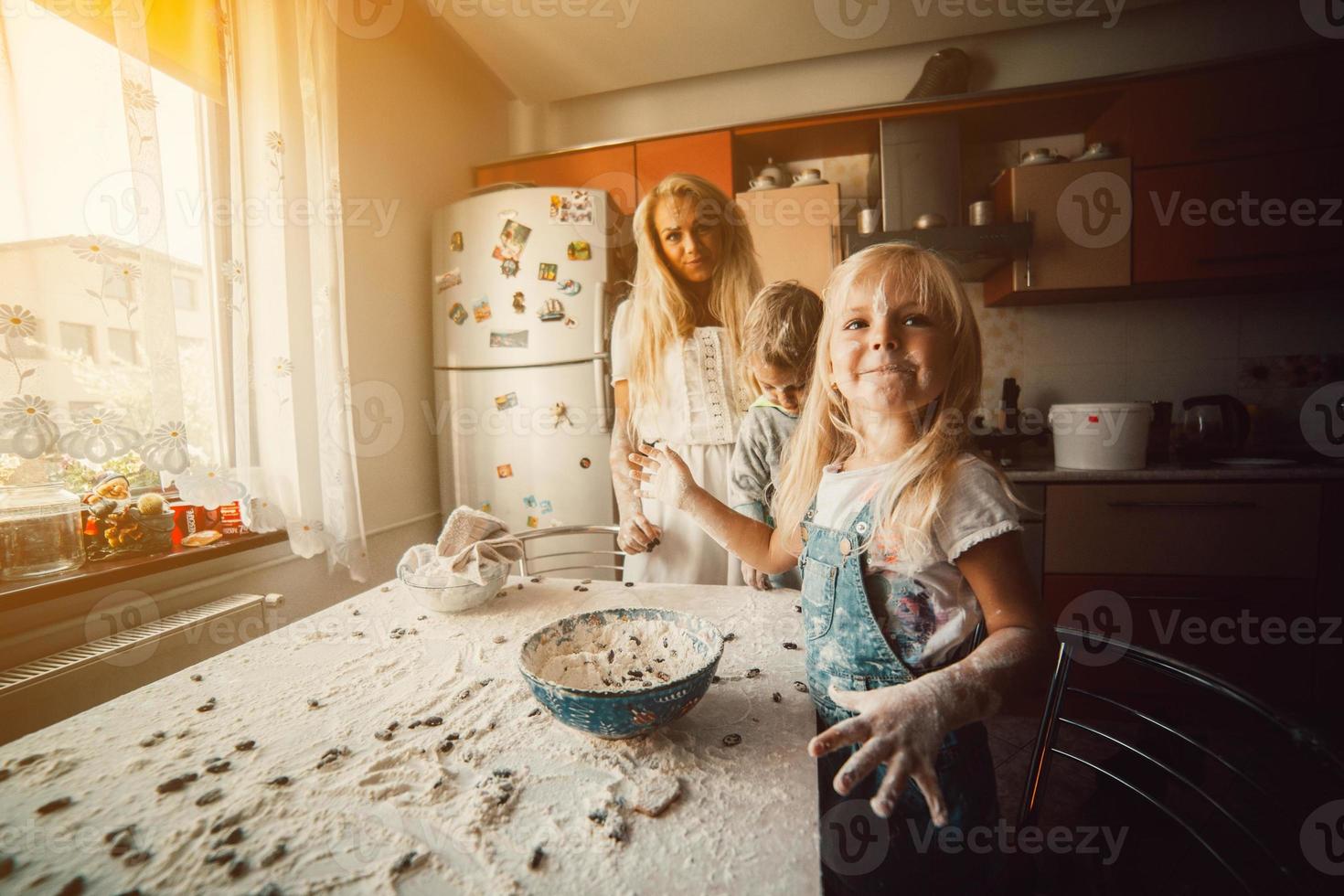 moeder met kinderen Aan keuken foto