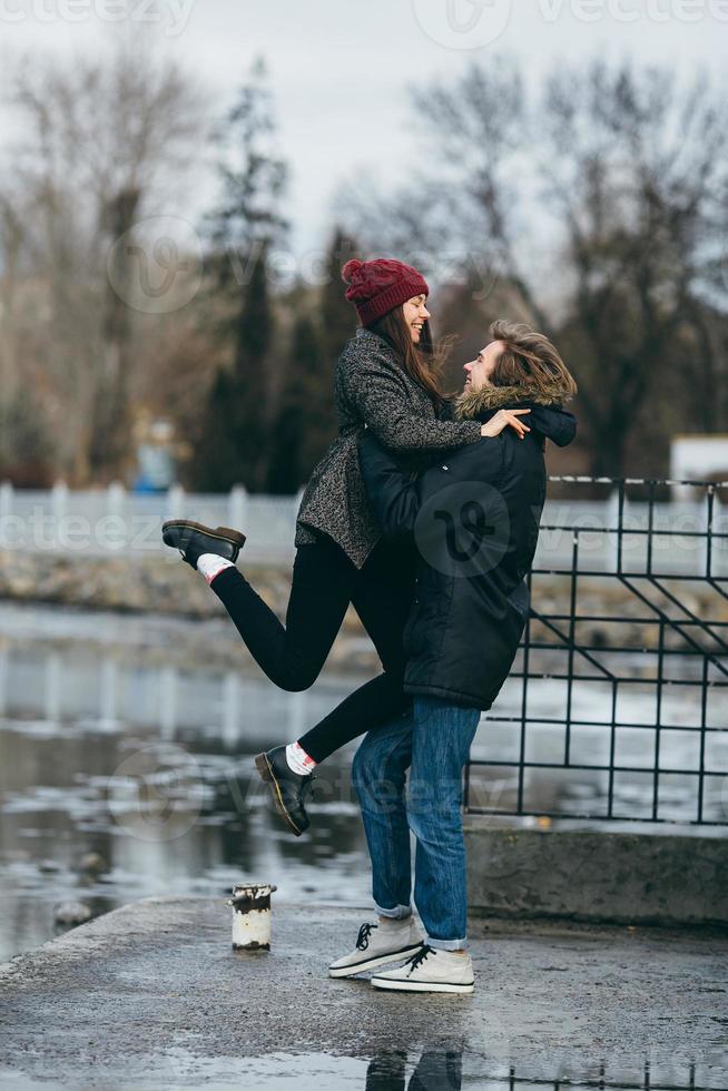 mooi paar hebben pret Aan de pier foto