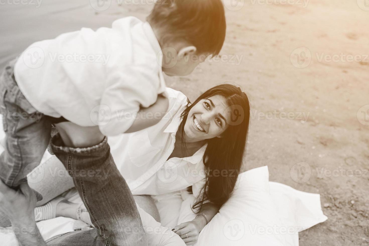 gelukkig jong familie ontspannende samen Aan de meer foto