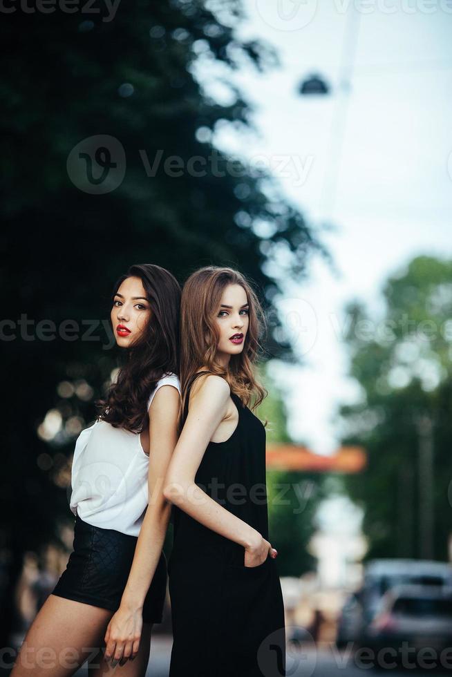 mooi meisjes poseren in een stad straat foto