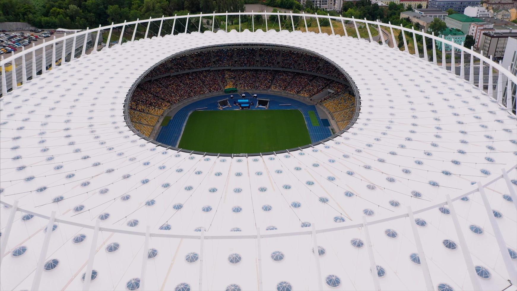 kiev, Oekraïne - juli 30, 2019 antenne visie van de olympisch stadion en kiev stad. foto