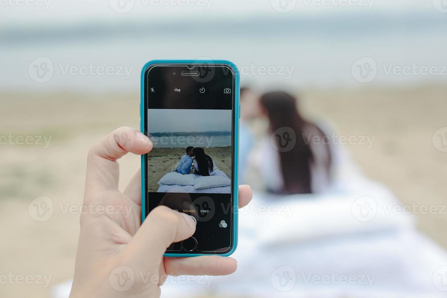 gelukkig paar ontspannende samen Aan de matras foto