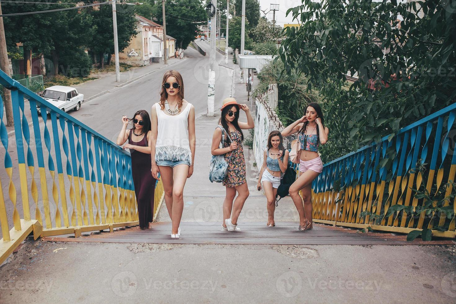 vijf jonge mooie meisjes in de stad foto