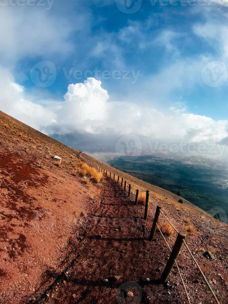 een berg pad omzoomd door rood kliffen foto