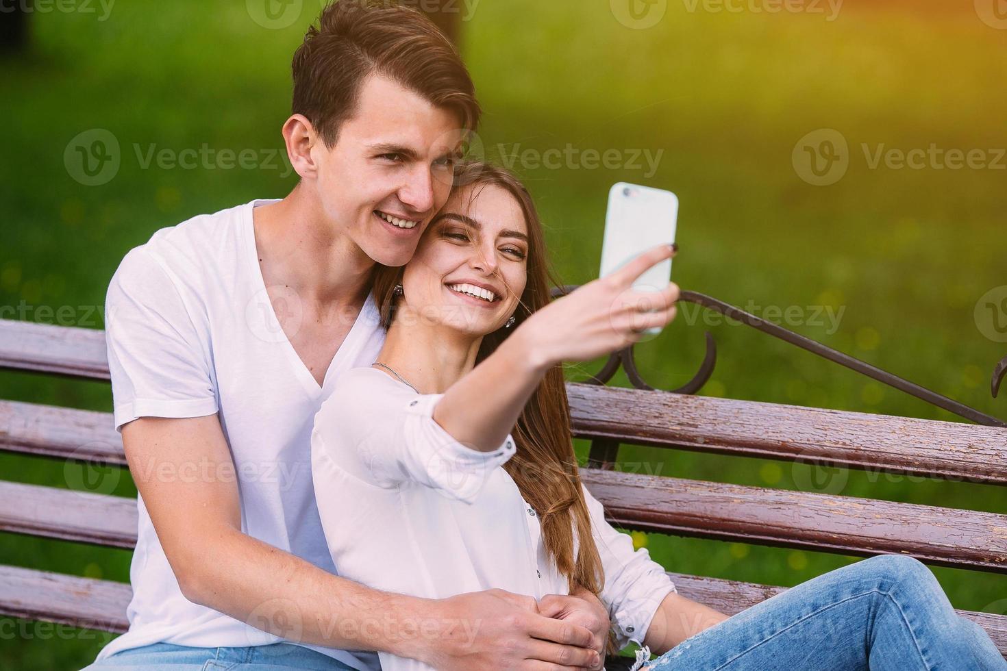 Mens en vrouw in een park maken selfie foto