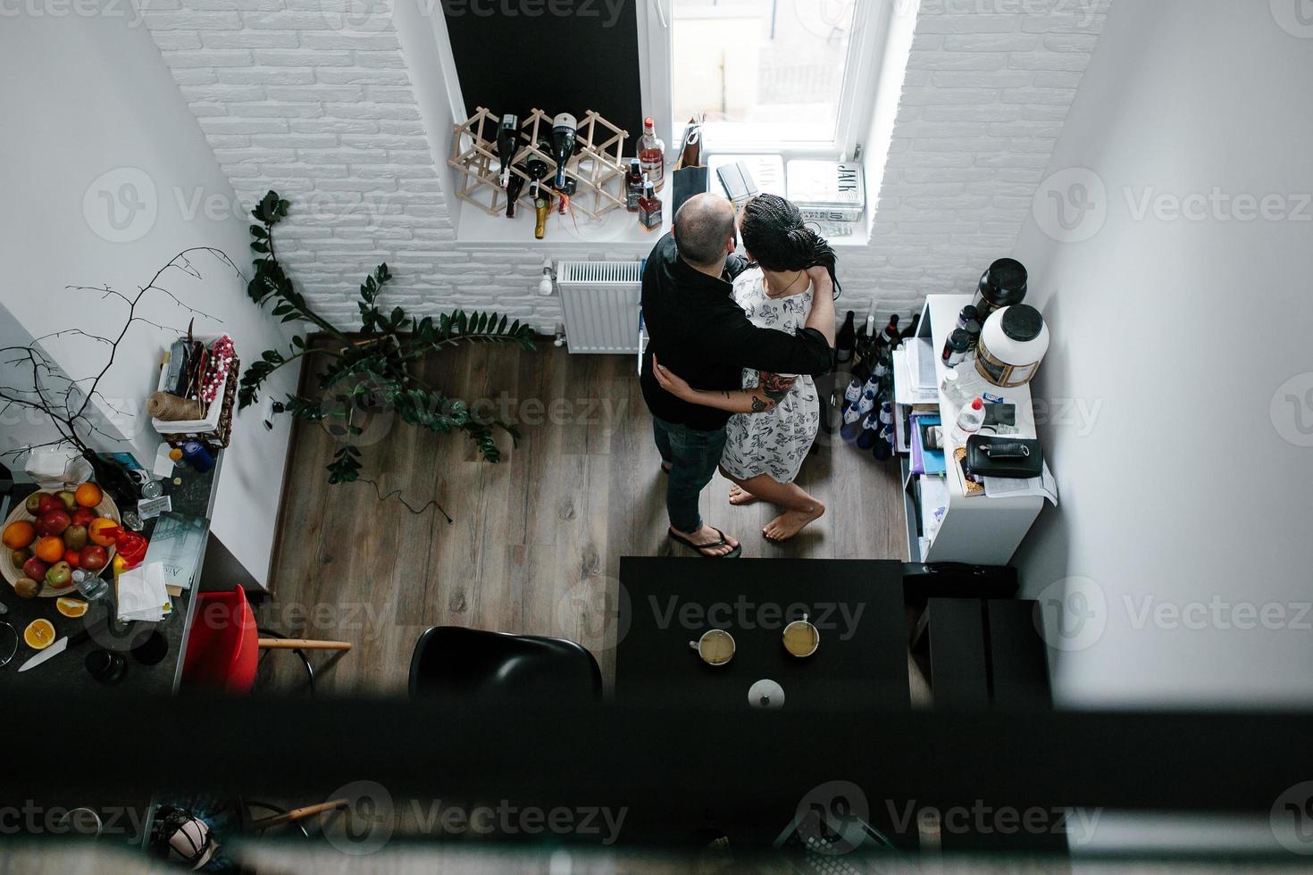 Mens en vrouw in de keuken foto