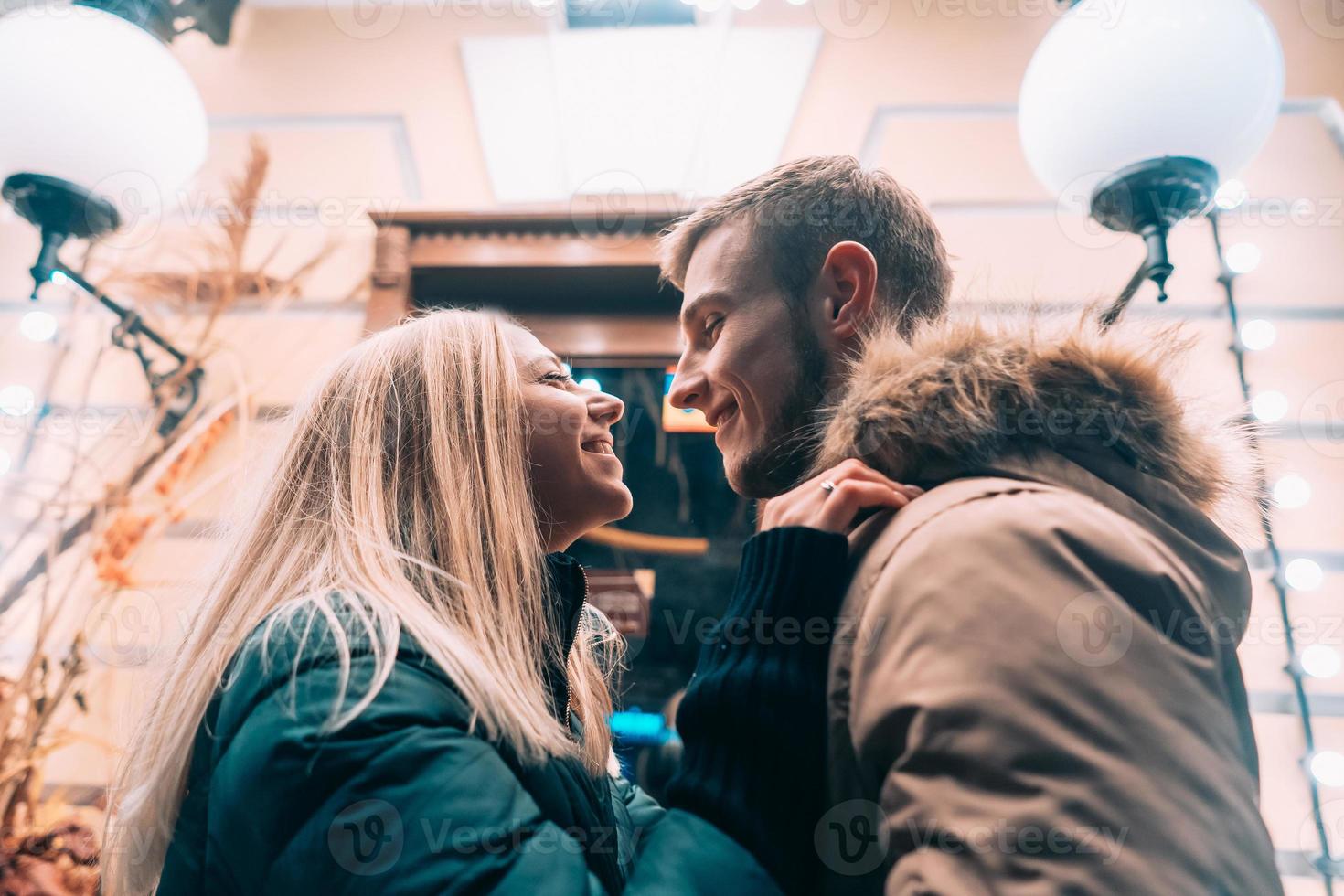 buitenshuis dichtbij omhoog portret van jong mooi paar poseren Aan straat. foto