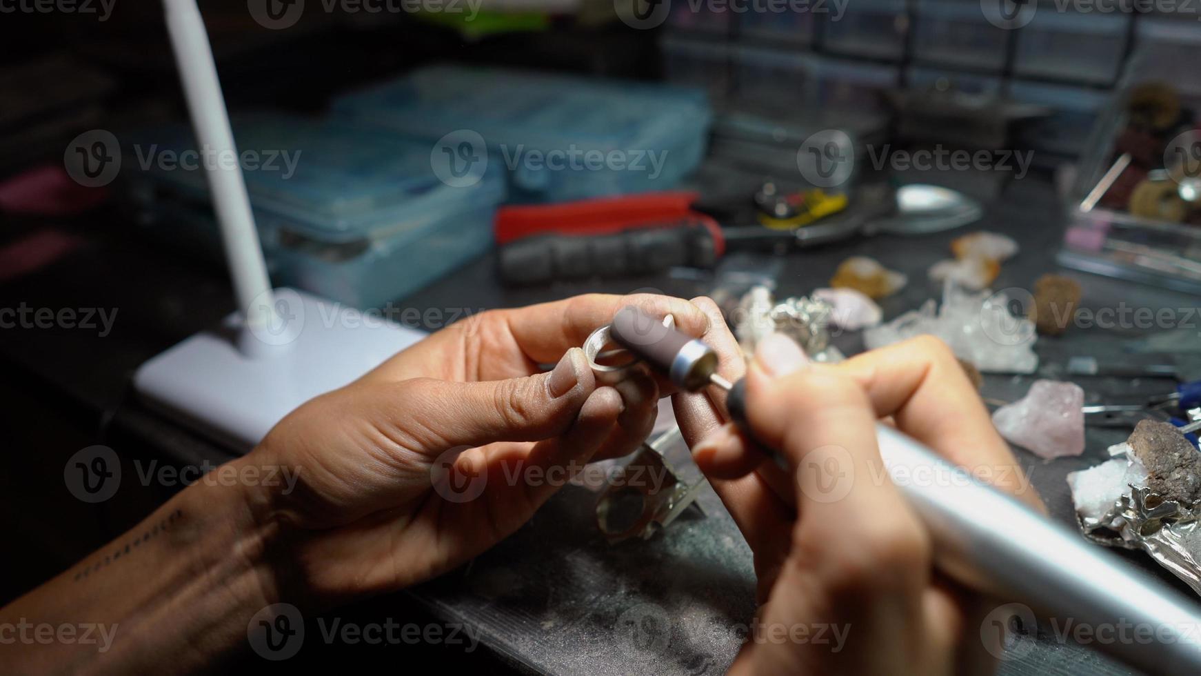 meisje meester processen de metaal bord in de huis werkplaats foto