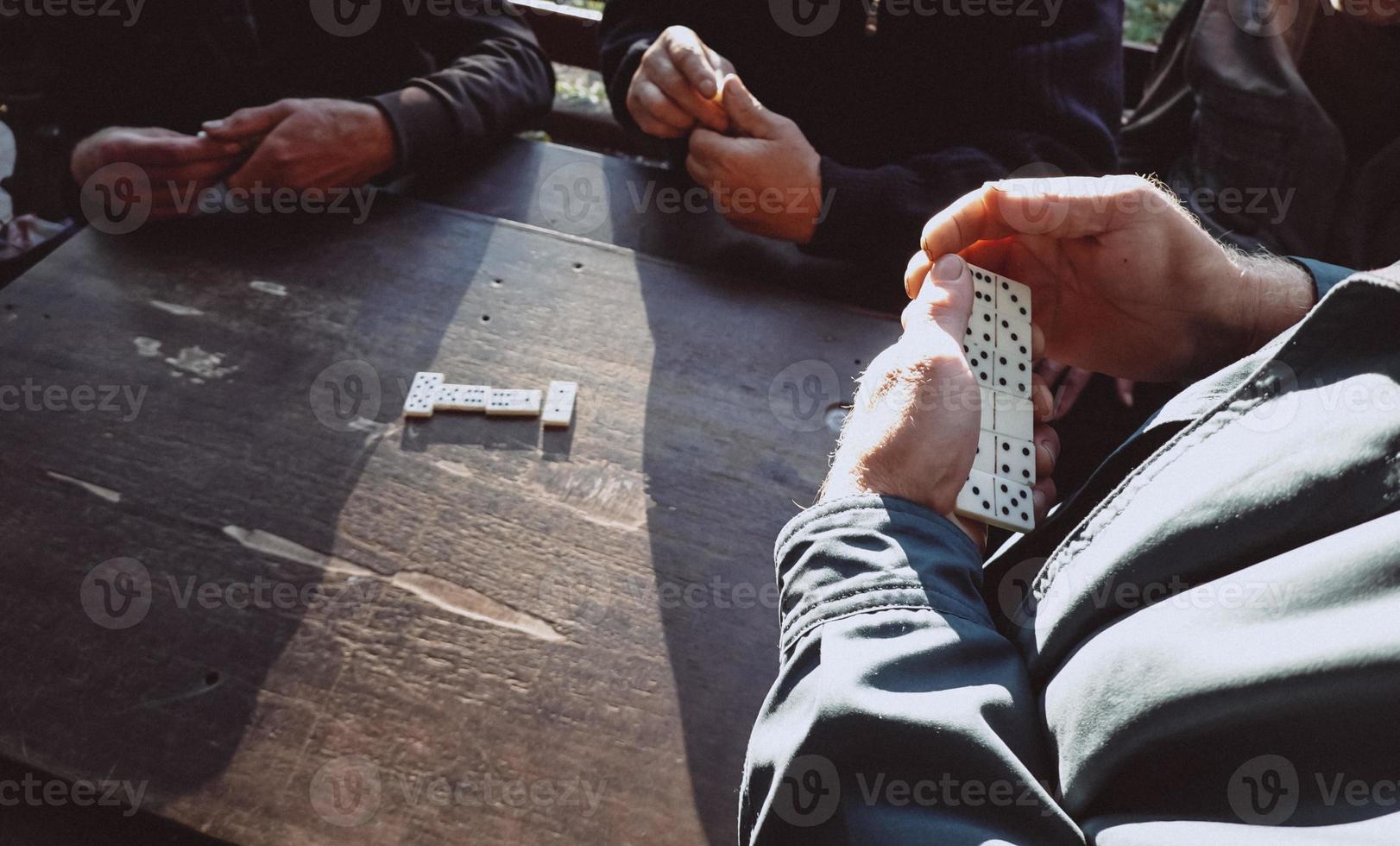 mensen spelen de domino spel in de park foto