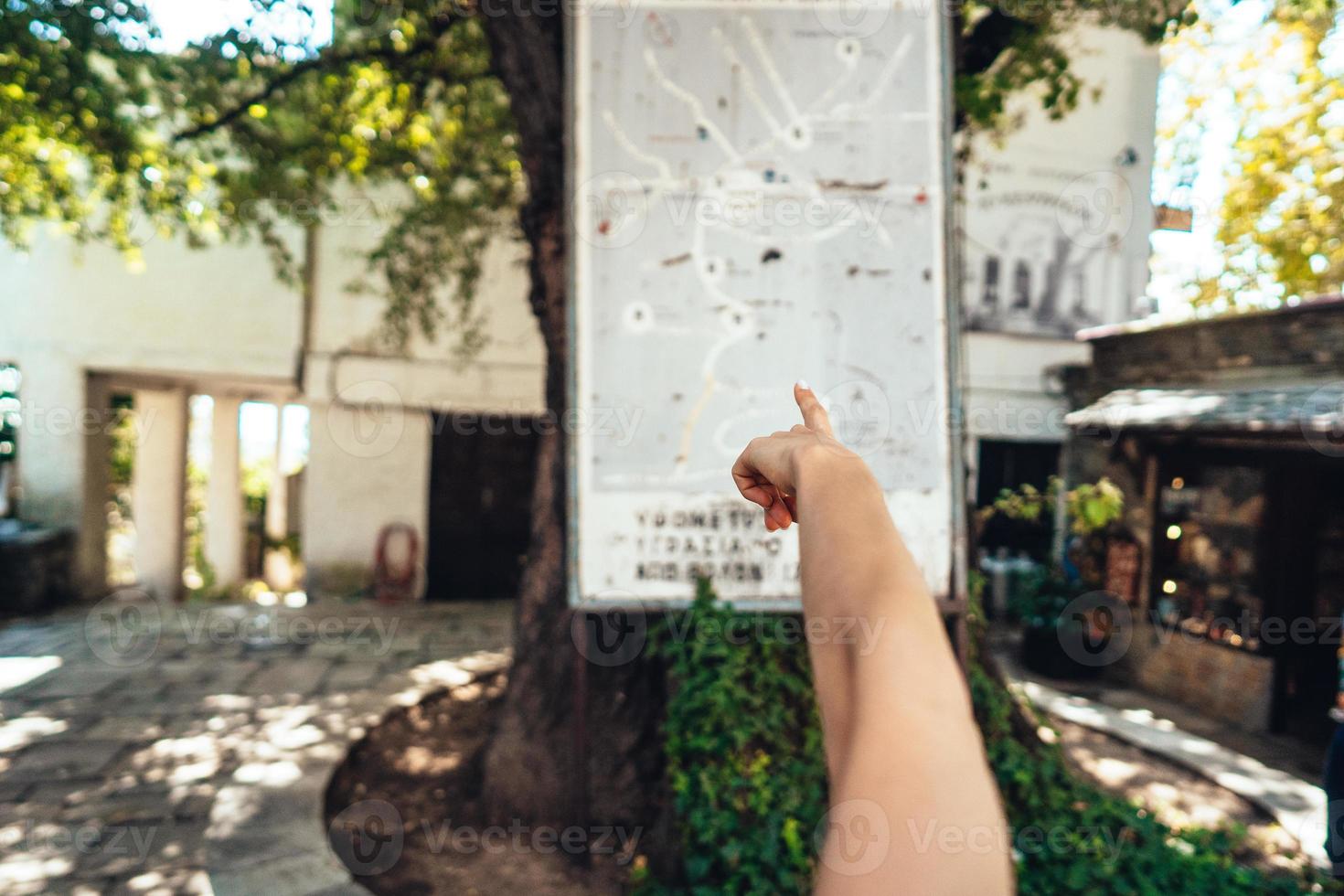 vrouw hand, points naar de kaart van de stad. makrinitsa foto