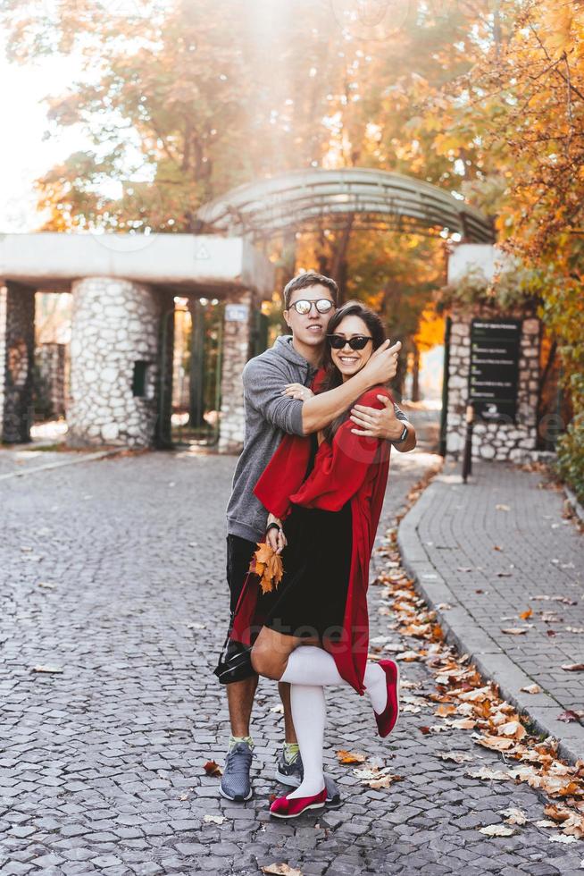 paar in liefde wandelen in de herfst straten foto