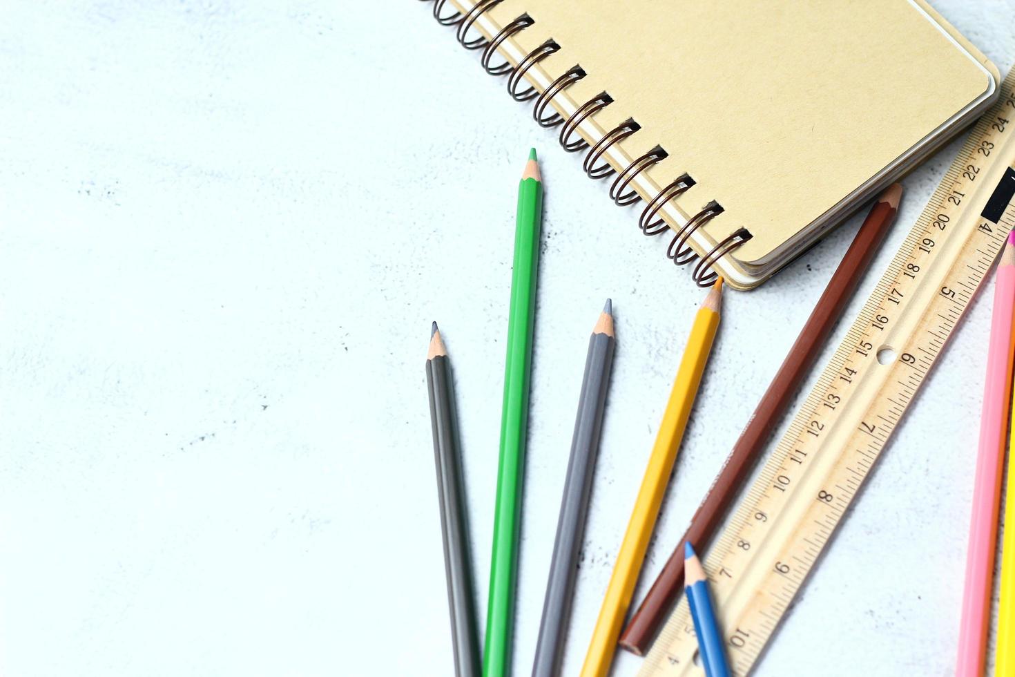 houten kleurpotloden verspreide Aan de tafel, houten heersers en notebooks met de festival terug naar de semester, studenten Gaan naar school, kunst lessen. foto