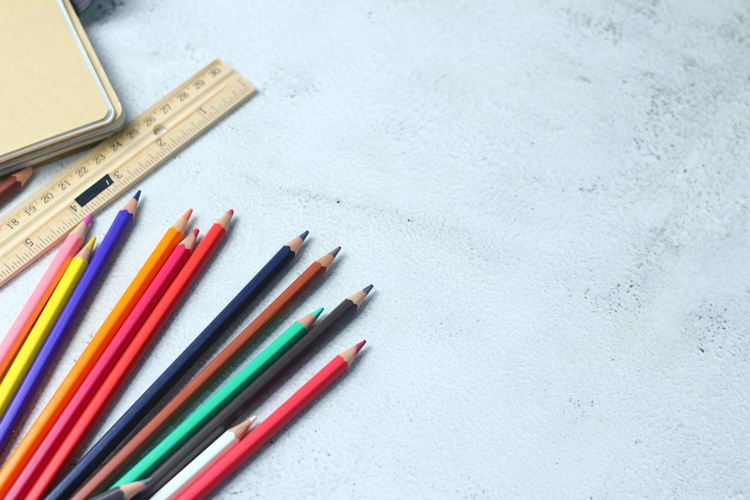 houten kleurpotloden verspreide Aan de tafel, houten heersers en notebooks met de festival terug naar de semester, studenten Gaan naar school, kunst lessen. foto