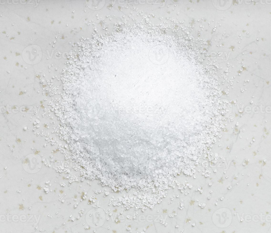kristallijn extract van stevia fabriek Aan grijs bord foto