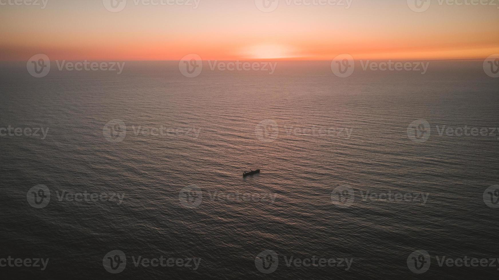 antenne visie os schip in midden- van de oceaan foto