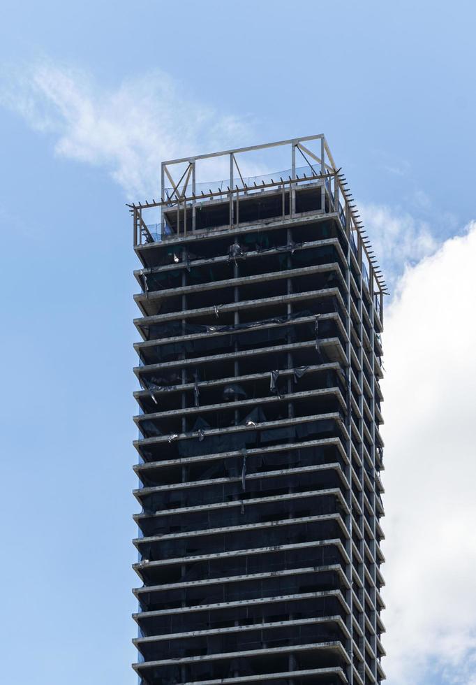 verlaten hoog gebouw Aan blauw lucht achtergrond foto