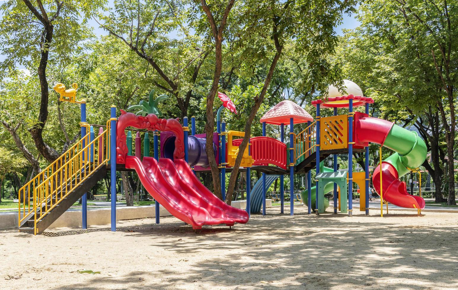 kleurrijk buitenshuis speelplaats in park foto