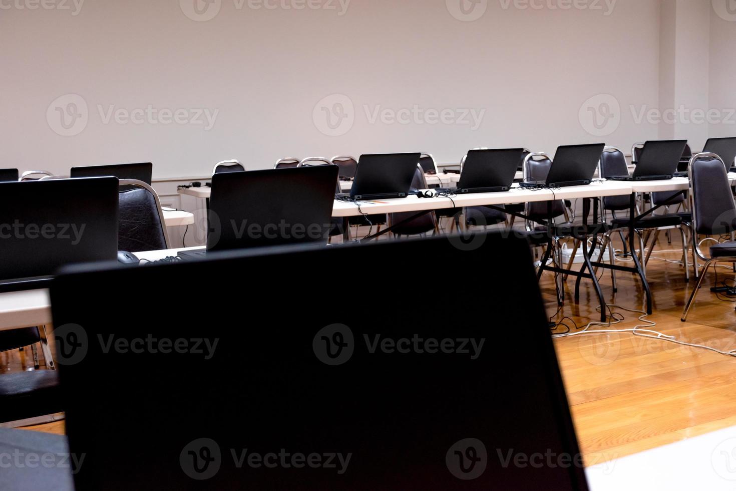 laptop regelen van rijen in de opleiding kamer foto