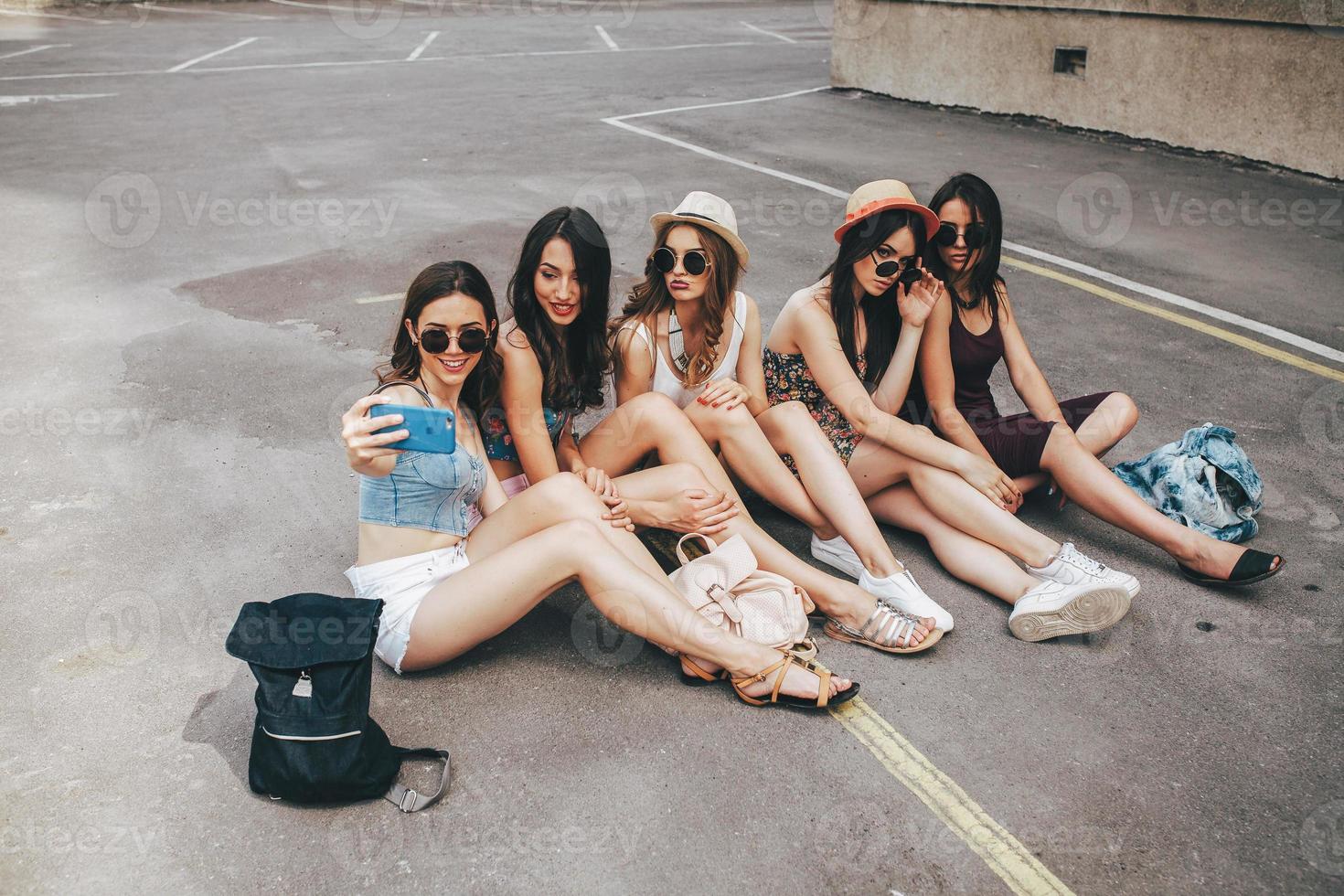 vijf mooi jong meisjes ontspannende foto