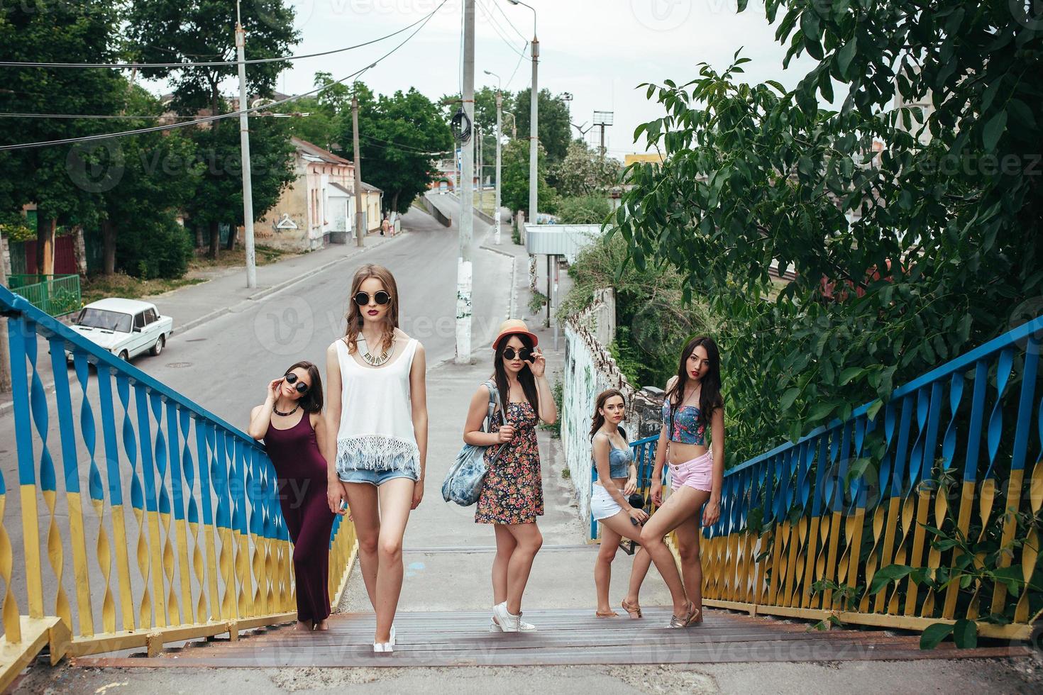 vijf jonge mooie meisjes in de stad foto