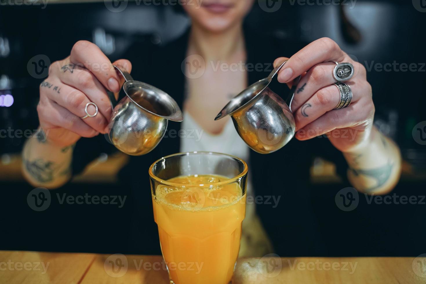 kiev, Oekraïne - april 14, 2019 een meisje maakt een oranje koffie cocktail foto
