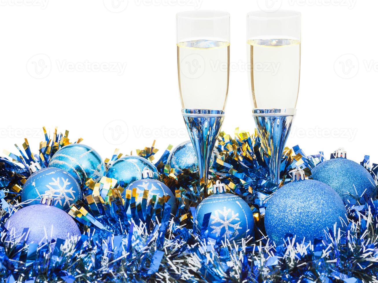 bril van wijn en blauw Kerstmis ballen en klatergoud foto
