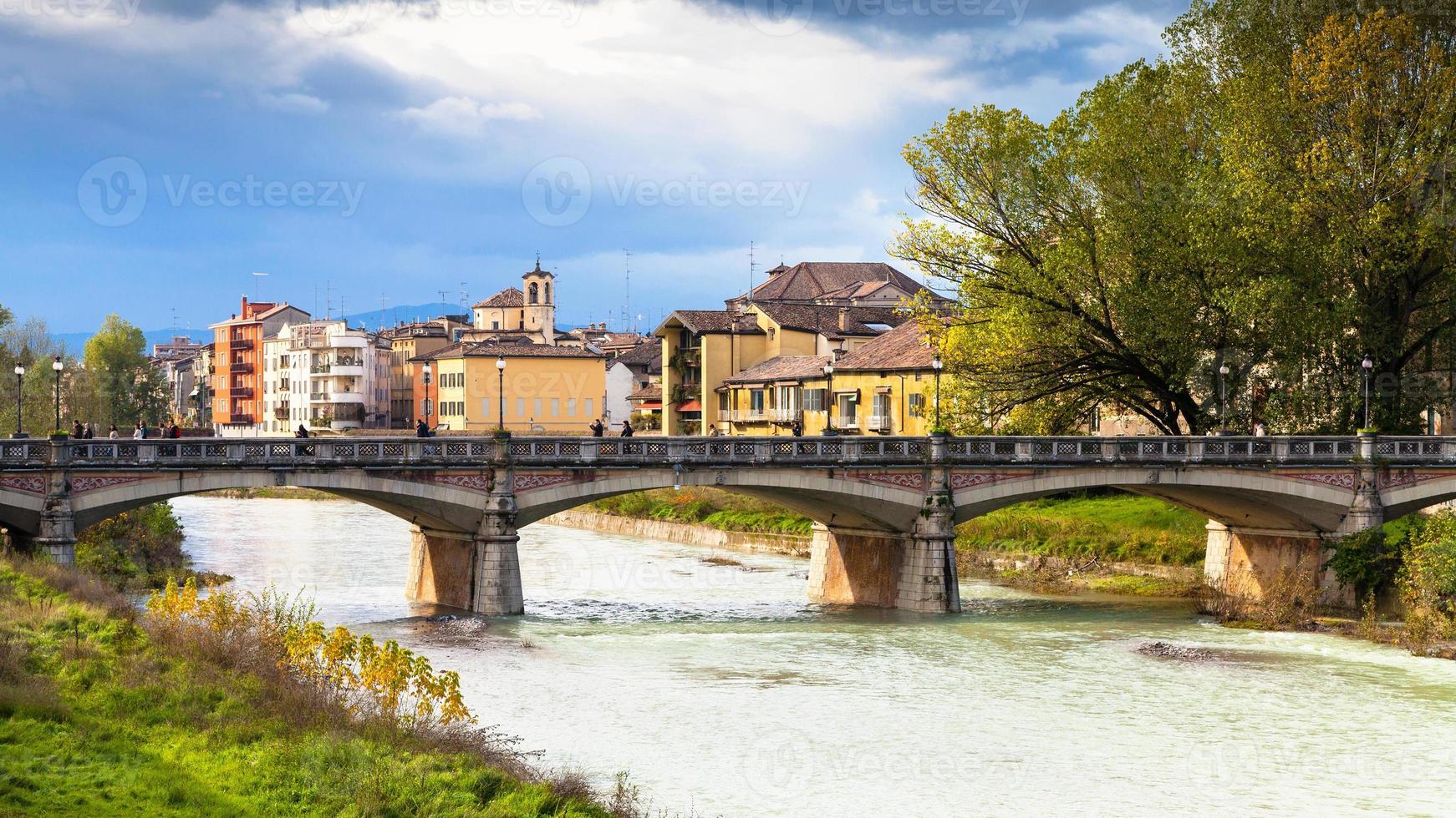 stroom en Ponte verdi brug in parma stad foto