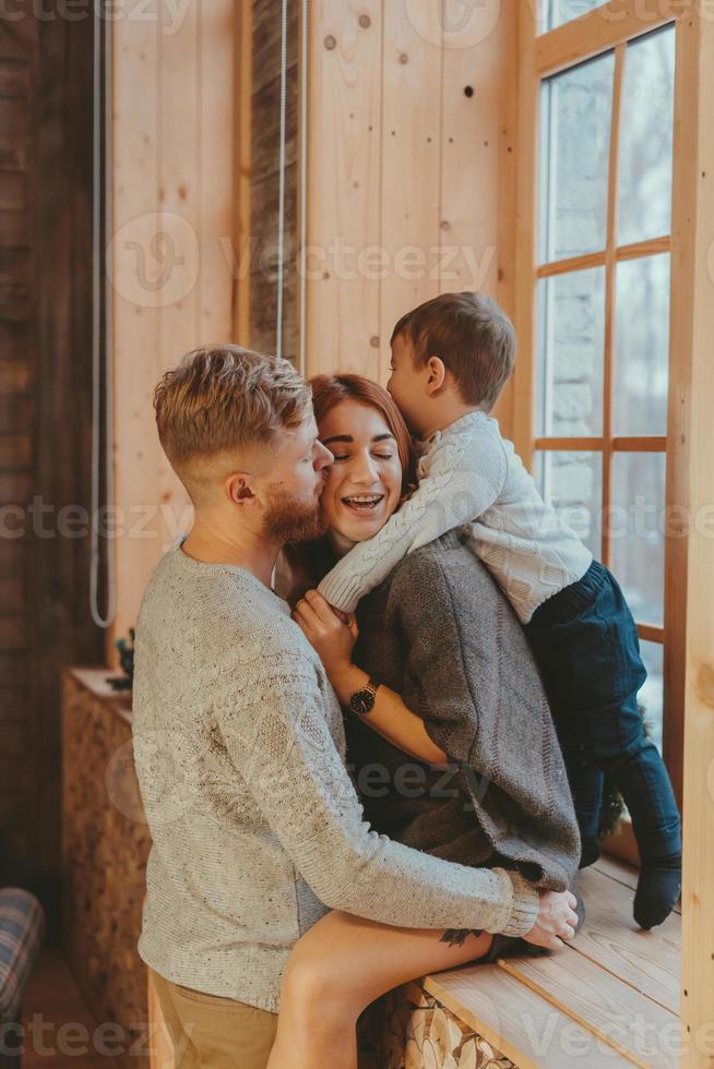 mama, vader en weinig zoon besteedt tijd samen foto