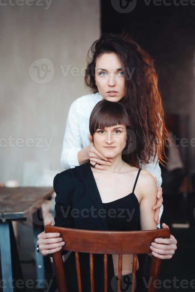 twee hipster meisjes poseren en kijken Bij de camera foto