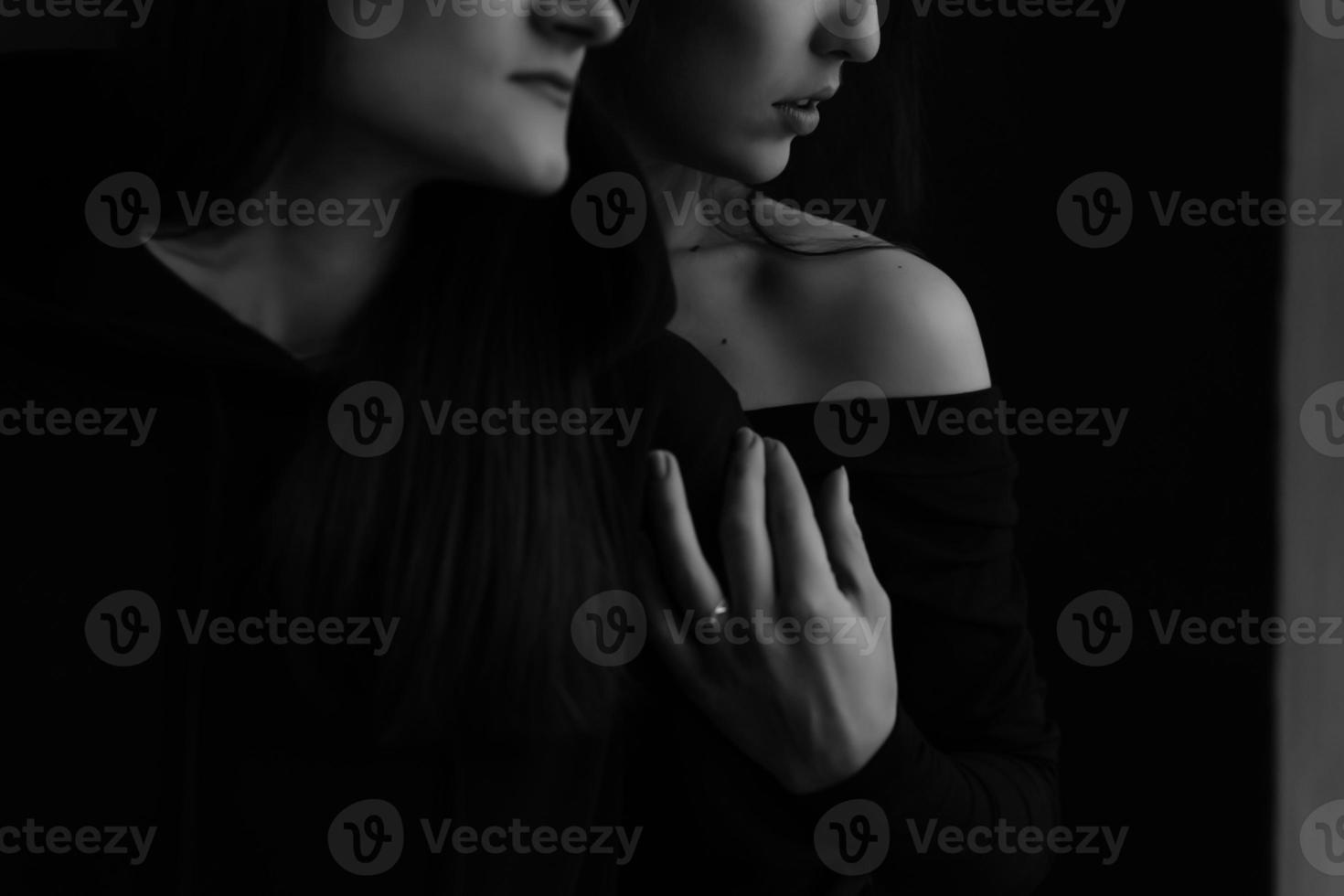 mode zwart en wit foto van twee mooi meisjes met donker haar-