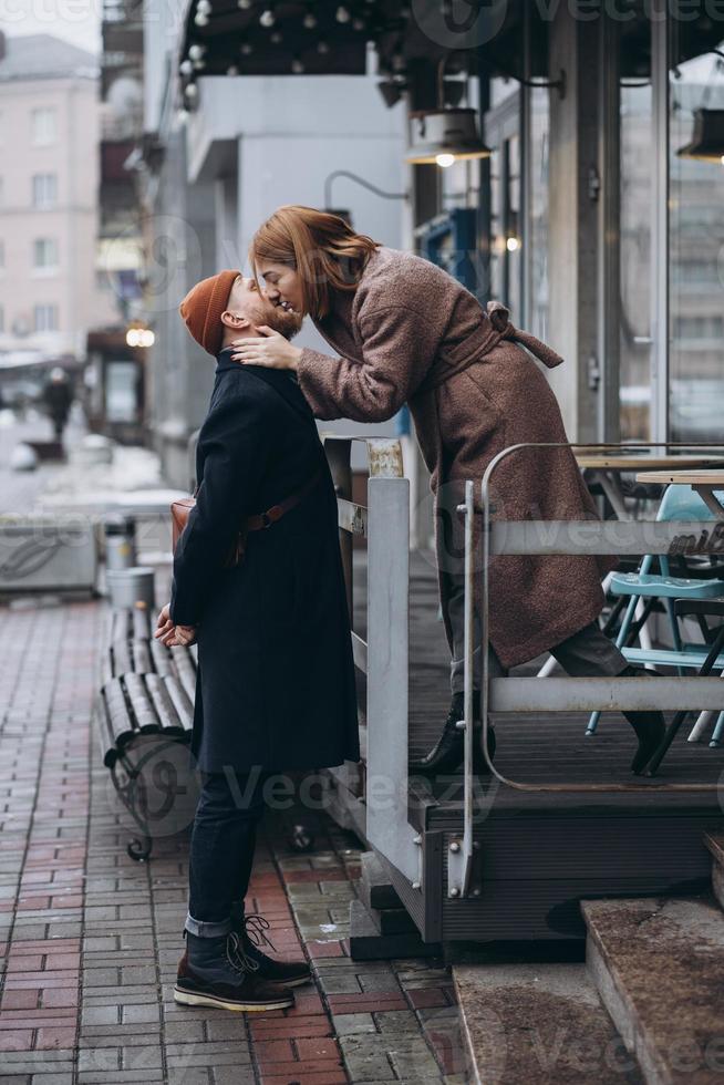 volwassen liefhebbend paar zoenen Aan een straat foto