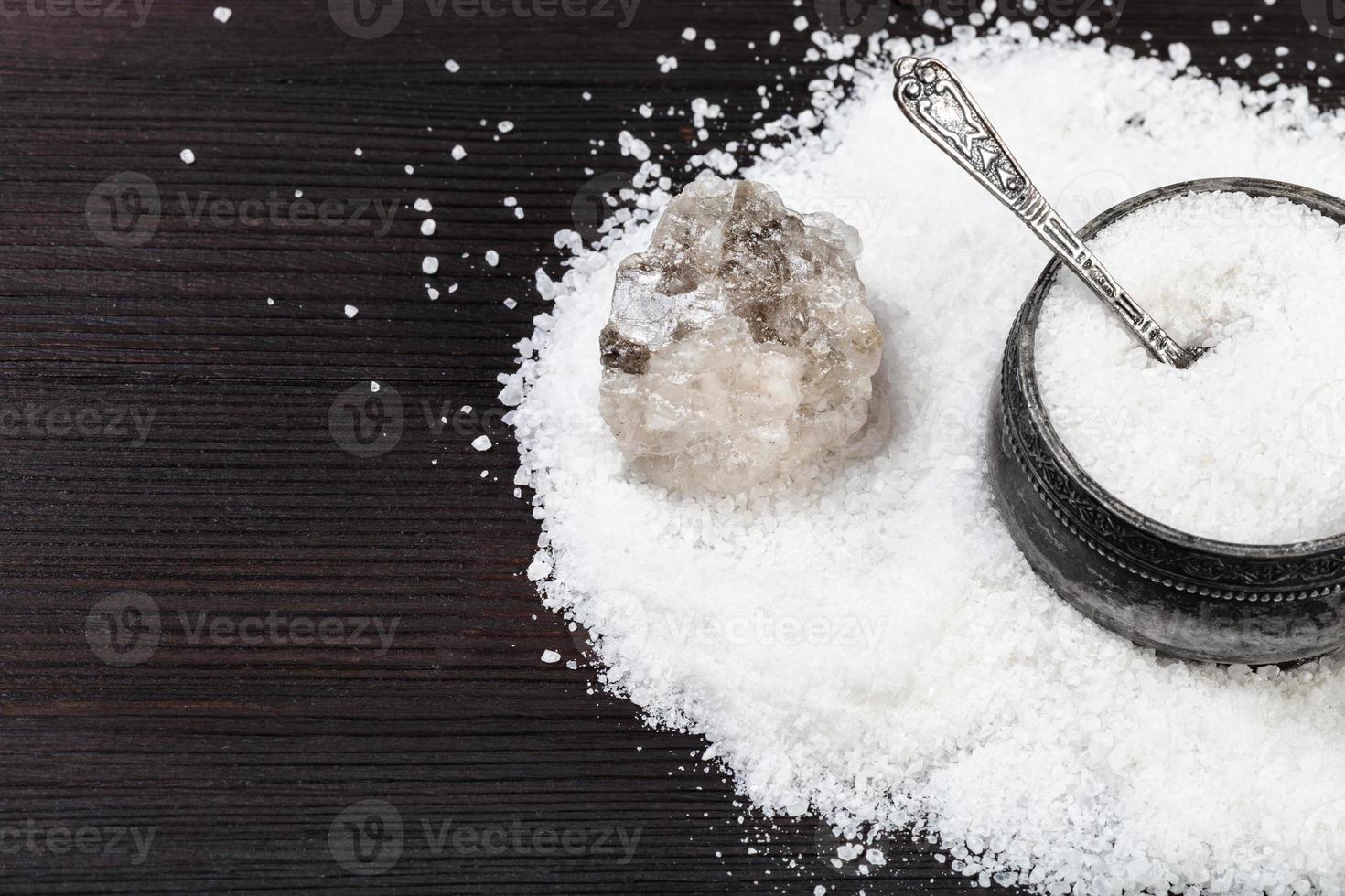 zilver zout kelder en rauw haliet Aan tafel foto