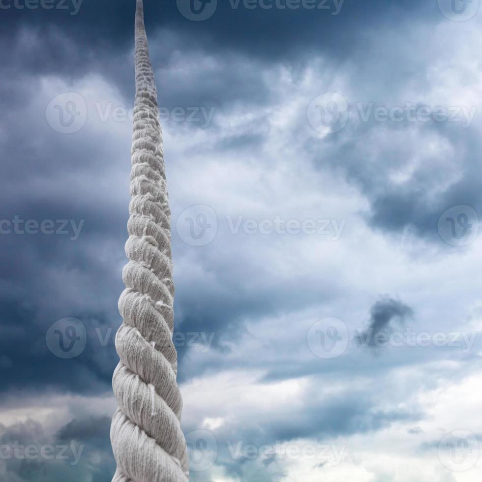 touw stijgt naar lucht met storm wolken foto