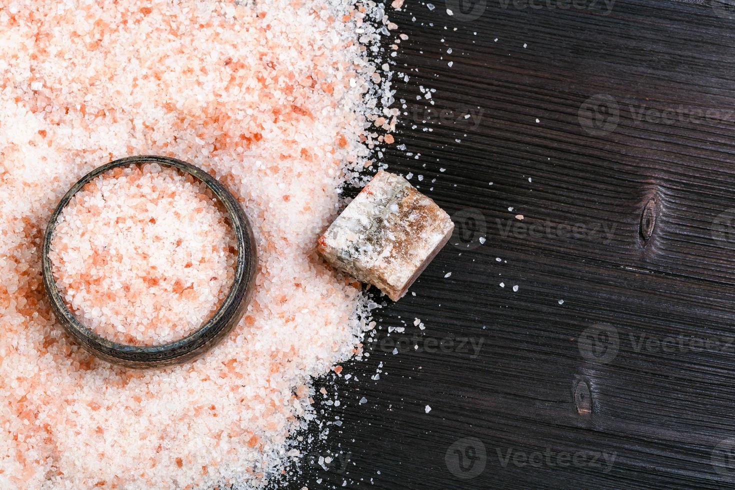 top visie van zout kelder en roze zout Aan tafel foto