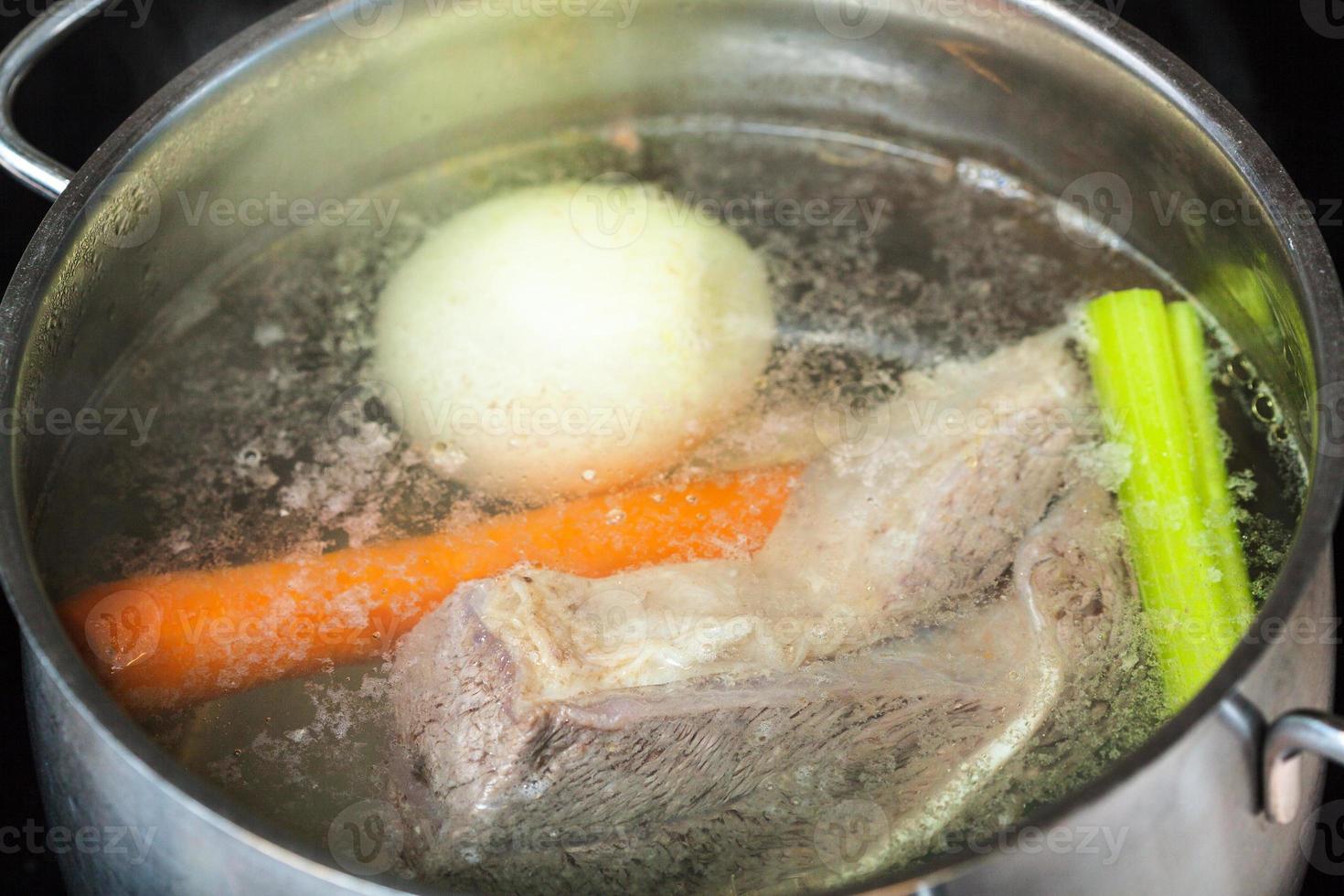 koken rundvlees bouillon in stoofpot pan dichtbij omhoog foto