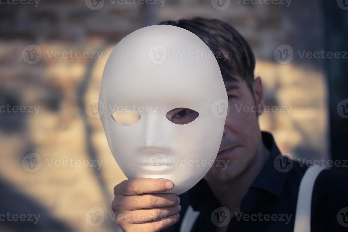 op zoek door zijn masker foto