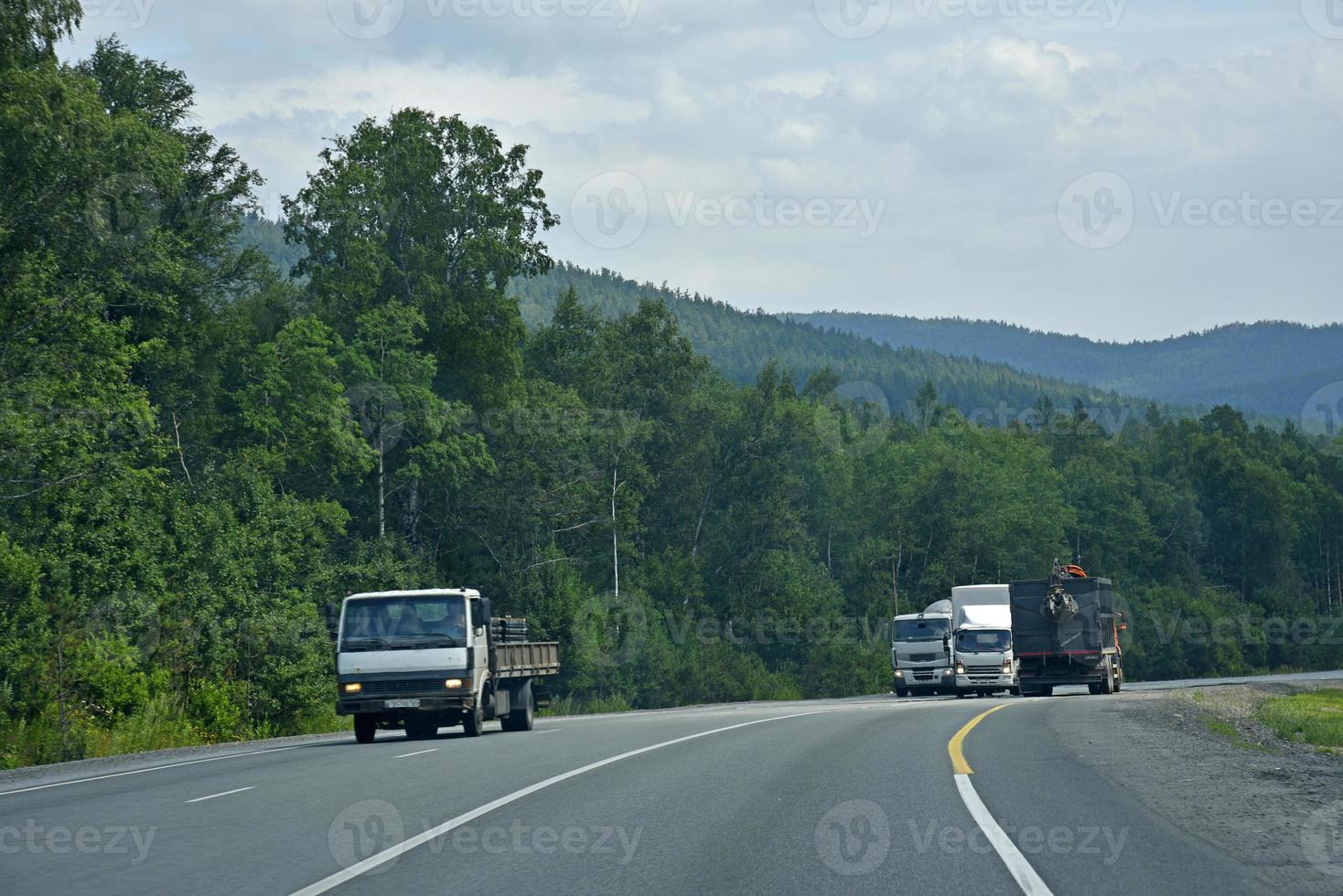 een hoge snelheid weg in de ural bergen in Rusland. lading en passagier vervoer Aan de berg weg. foto