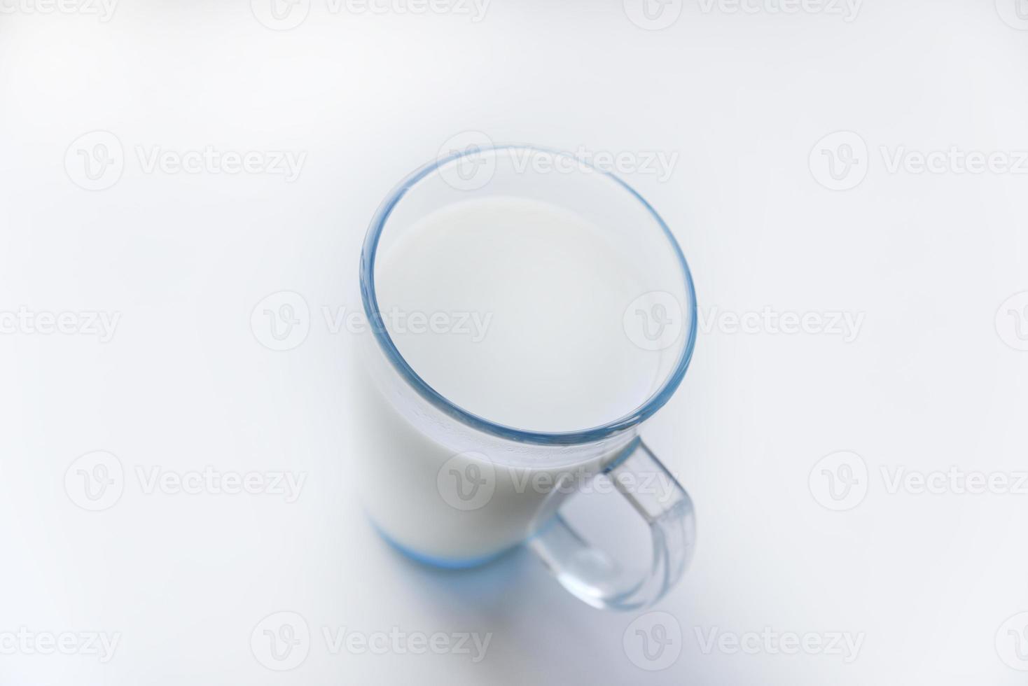 melk in een glas glas Aan een wit achtergrond. een mooi glas van melk. foto
