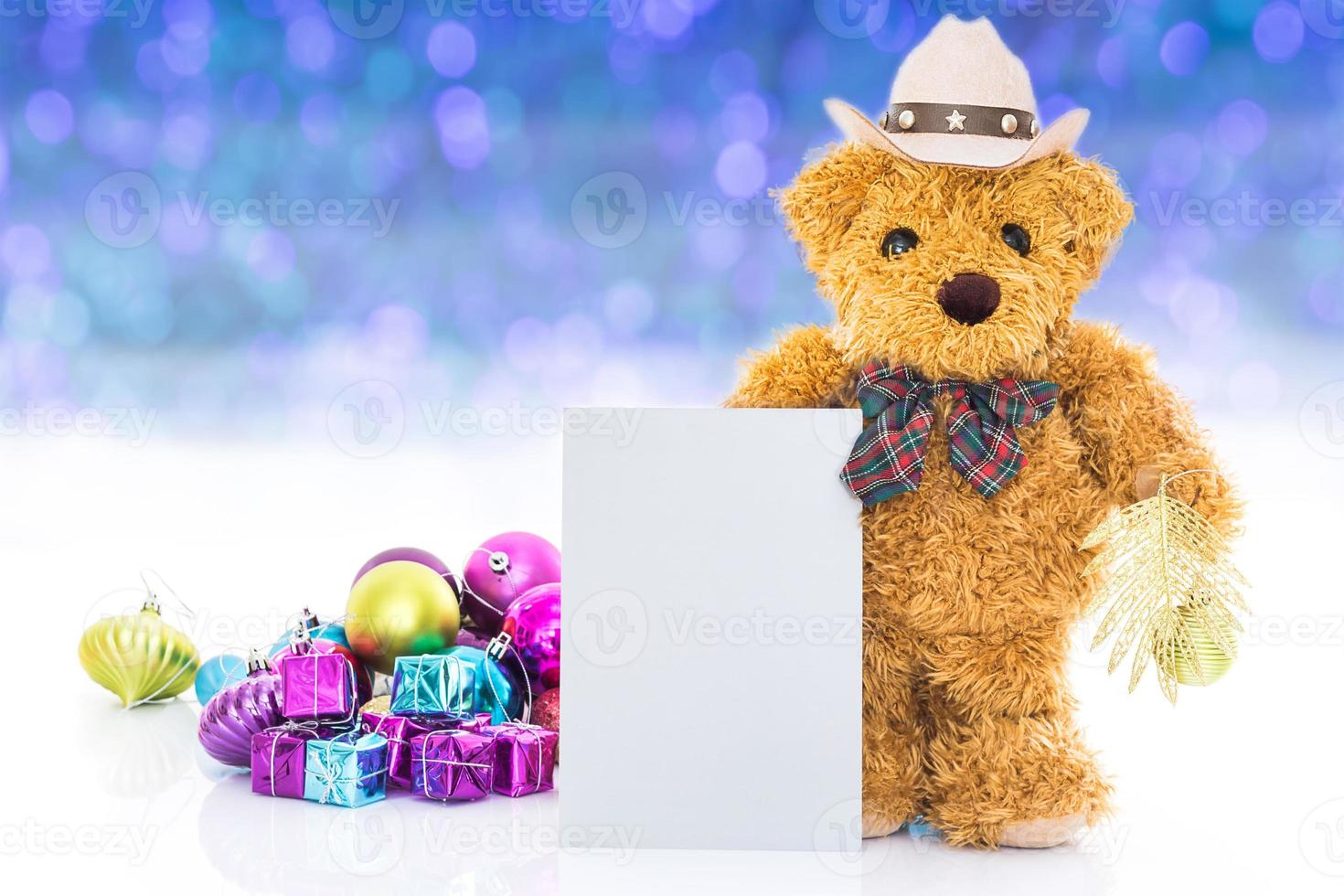 teddybeer met geschenken en ornamenten nieuwjaar foto