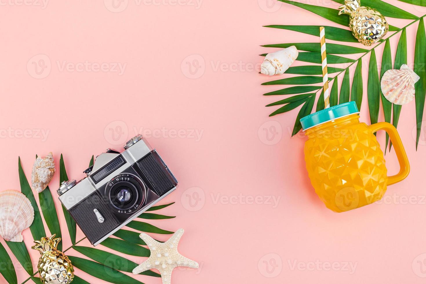 tropisch palm bladeren vakanties roze achtergrond foto