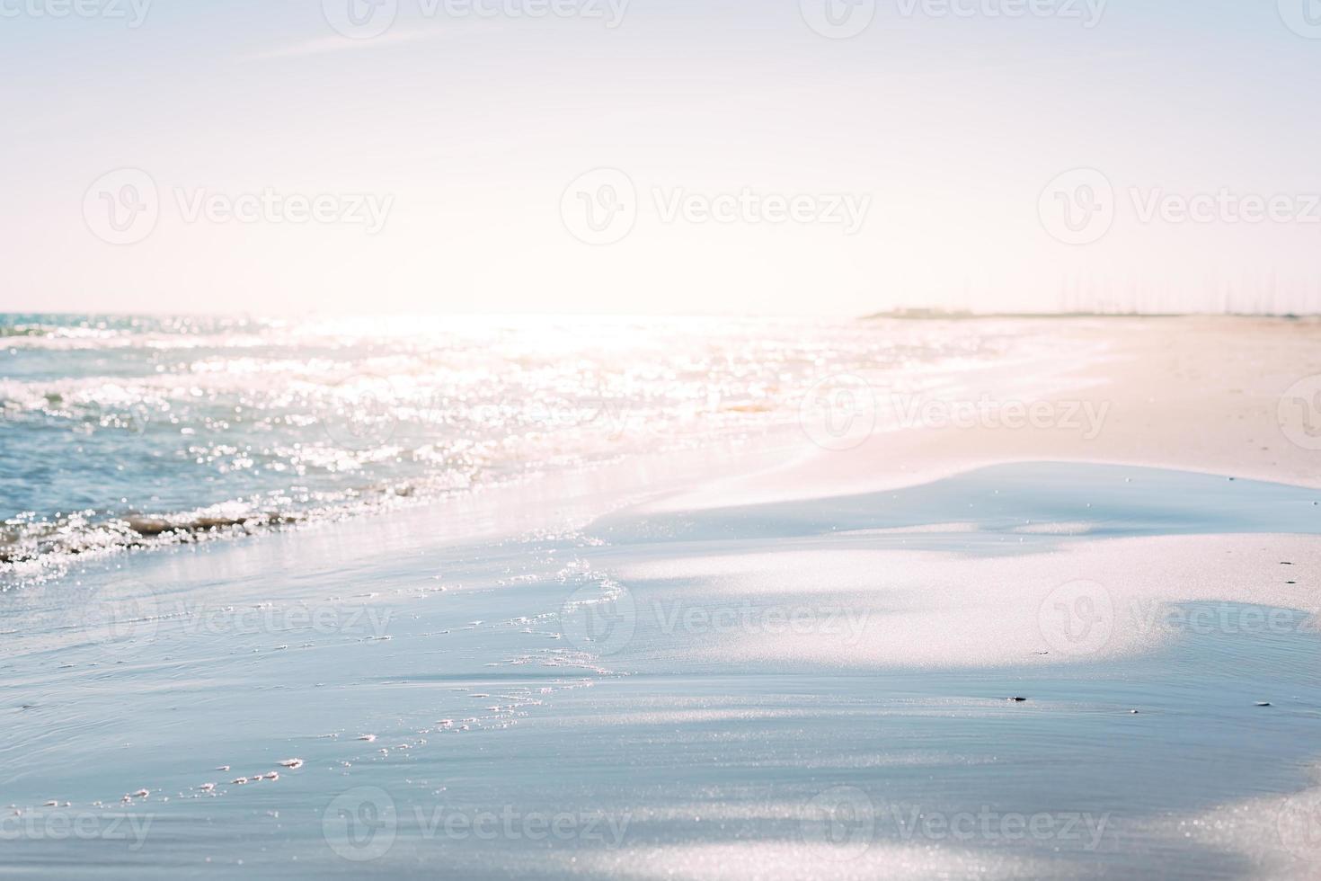 zomer zandstrand en kust golven achtergrond foto