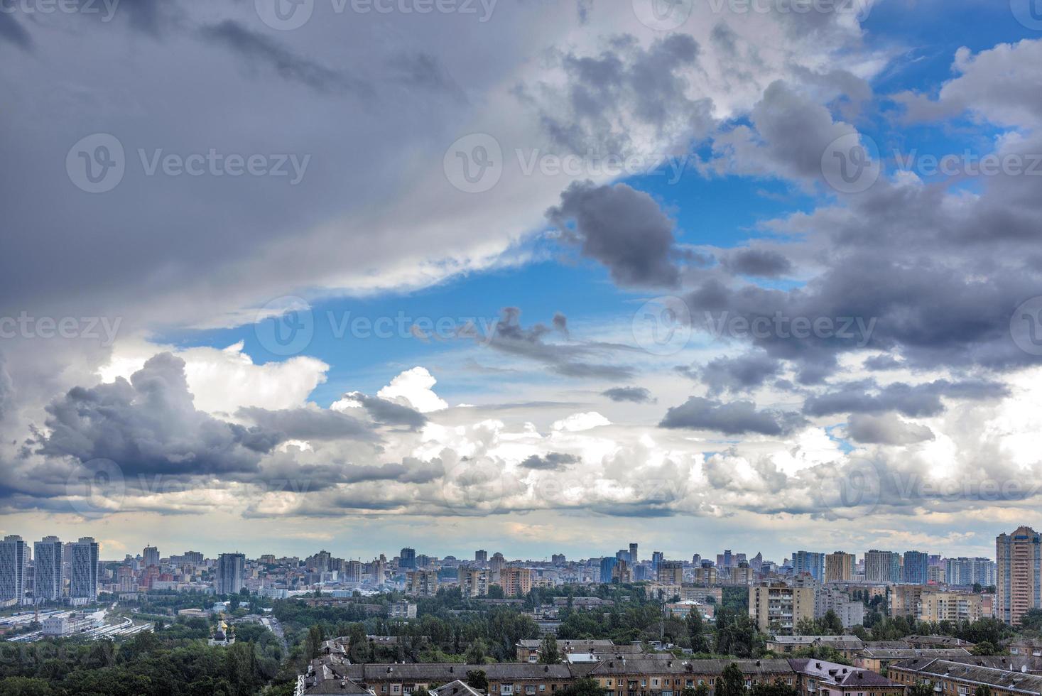 onweerswolken vullen de blauw lucht bovenstaand de stad. foto