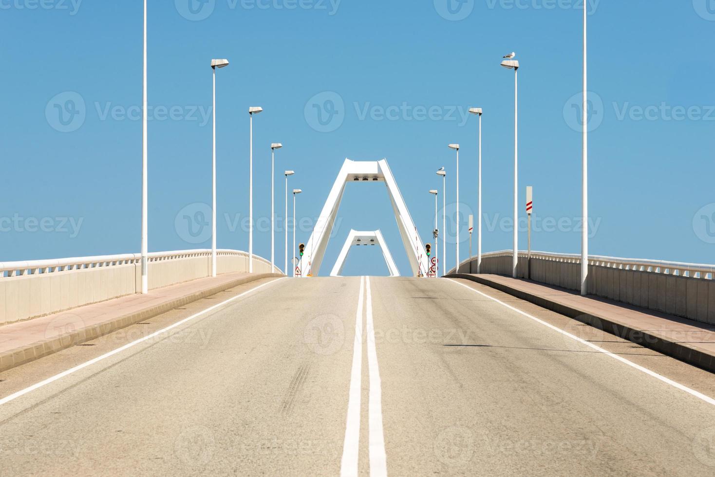 weg leidt naar de basculebrug in de haven van barcelona foto